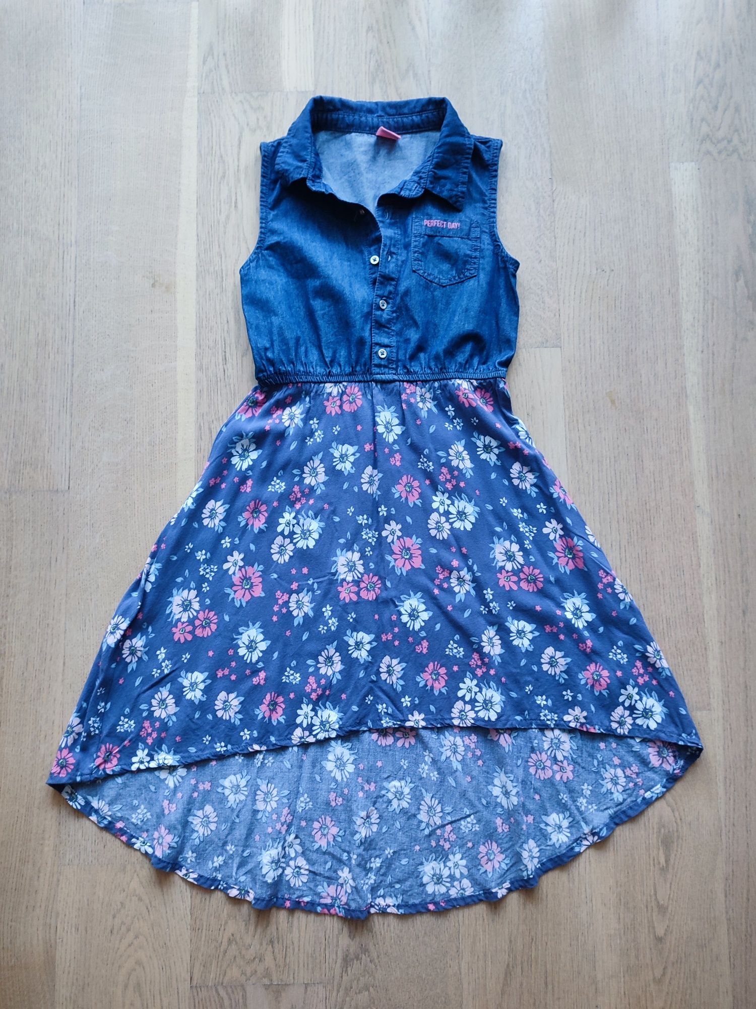r134 Przedłużana jeansowa sukienka w kwiatuszki