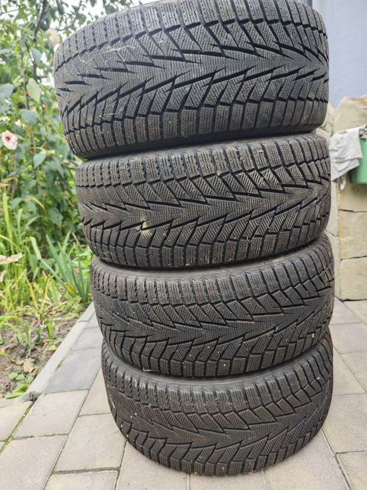 Продам комплект зимових шин Hankook Winter i*cept iz2 235/45 R17