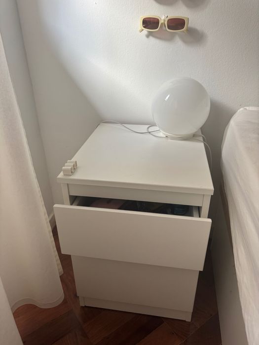 2 mesas de cabeceira Kullen.