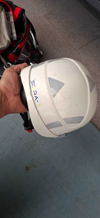 Escada com lanço isolado, escadote, arnes