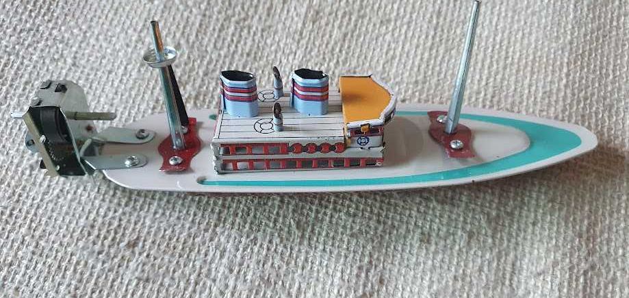 Barco miniatura em Lata com Motor de Corda