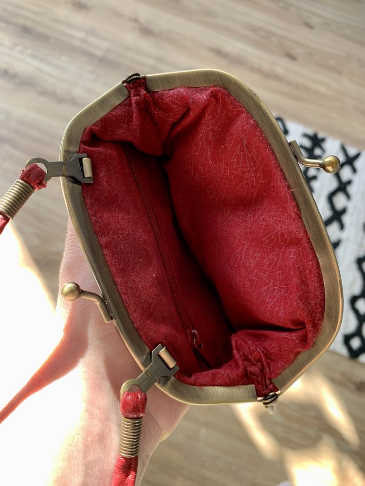 Mała czerwona torebka retro à la skóra firmy Croop