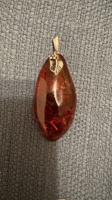 Elegancki wisiorek z bursztynem wiśniowym w srebrze 925