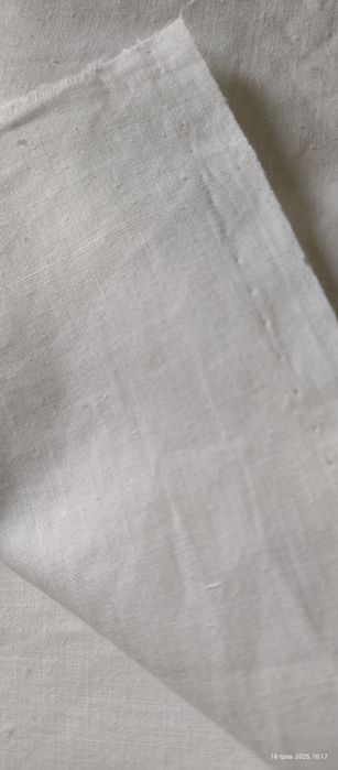Відрізи різних тканин, біла