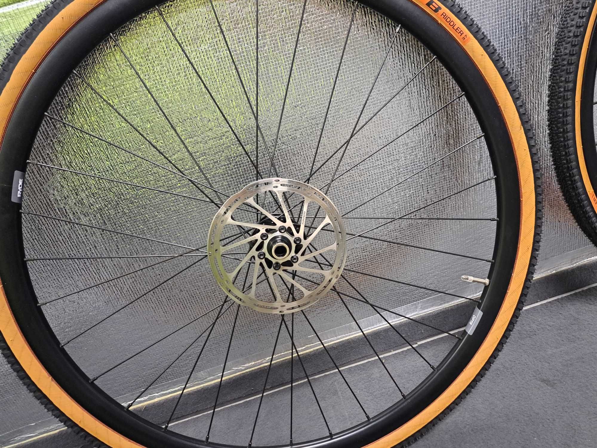 Komplet kół rowerowych 28c Ryde DP19 opony Wtb Riddler 37c tarcze sram