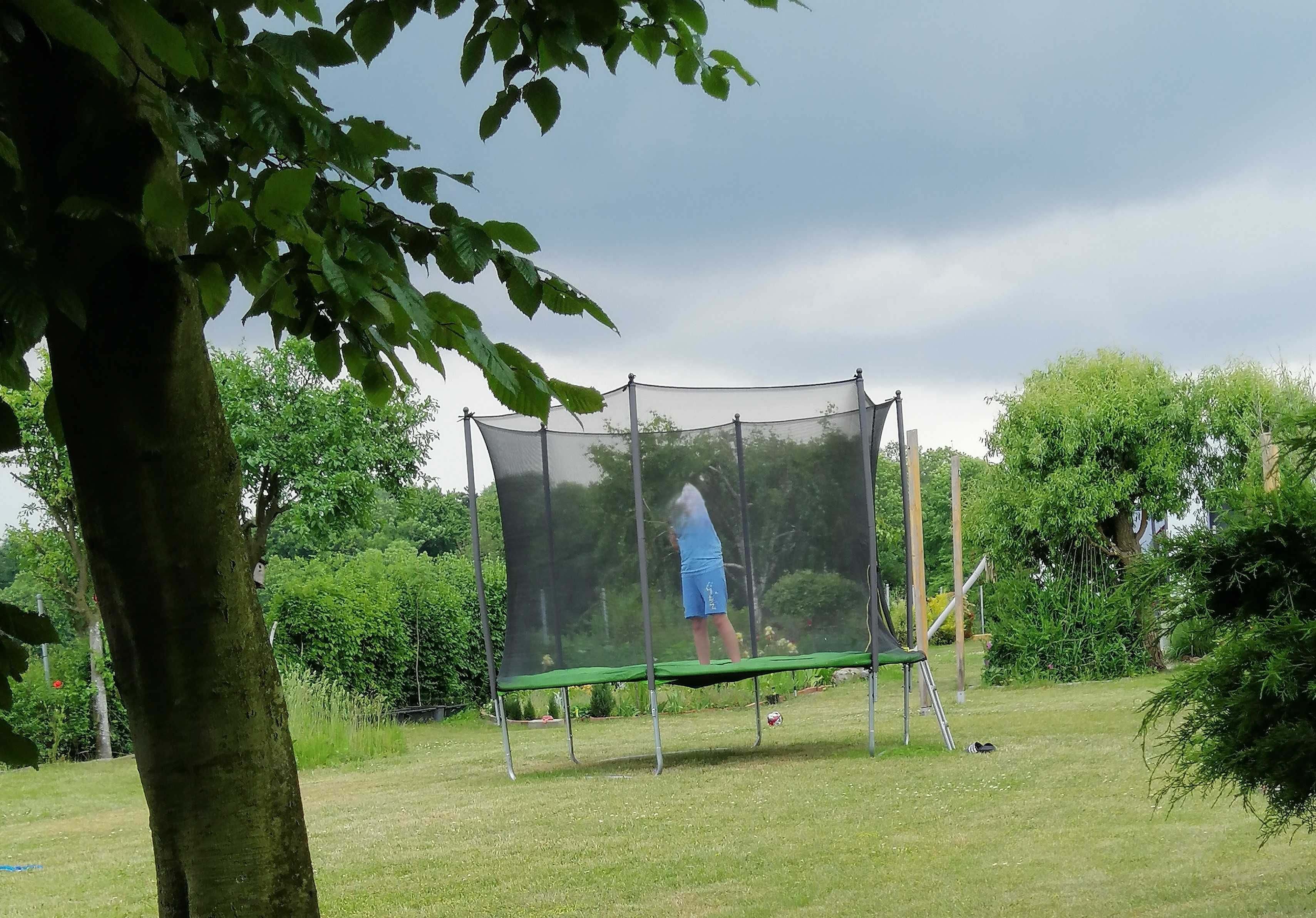 trampolina solidna konstrukcja krótko użytkowana rozmiar 2m 60 cm