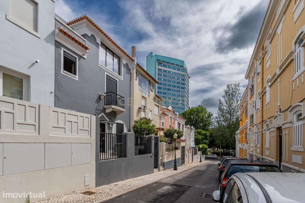 Moradia totalmente renovada no coração de Lisboa, com 4 suites