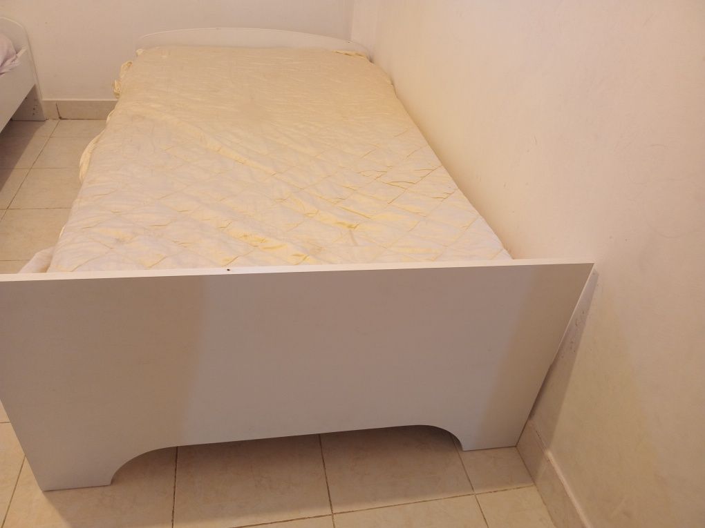 Vendo esta cama de solteiro em muito  bom estado