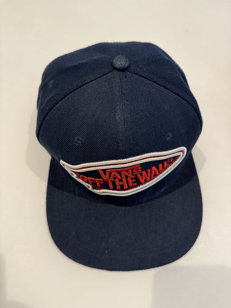 Bonés Quiksilver e Vans