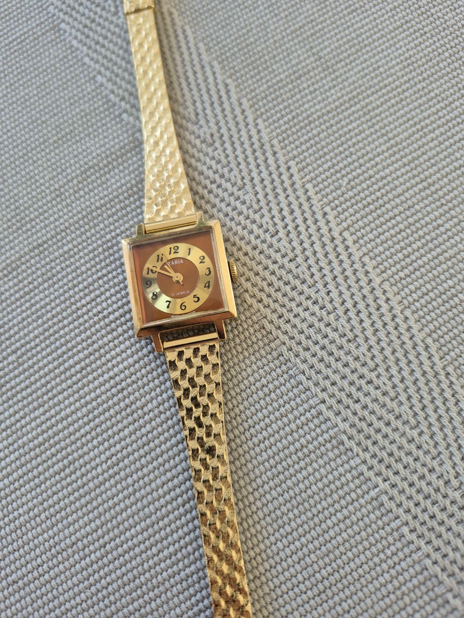 Piekny stary zegarek mechaniczny Zaria