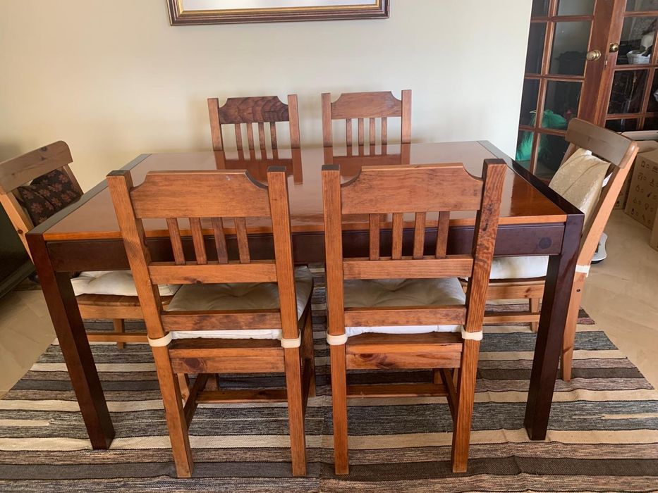 Mesa de madeira maciça com 4 cadeiras