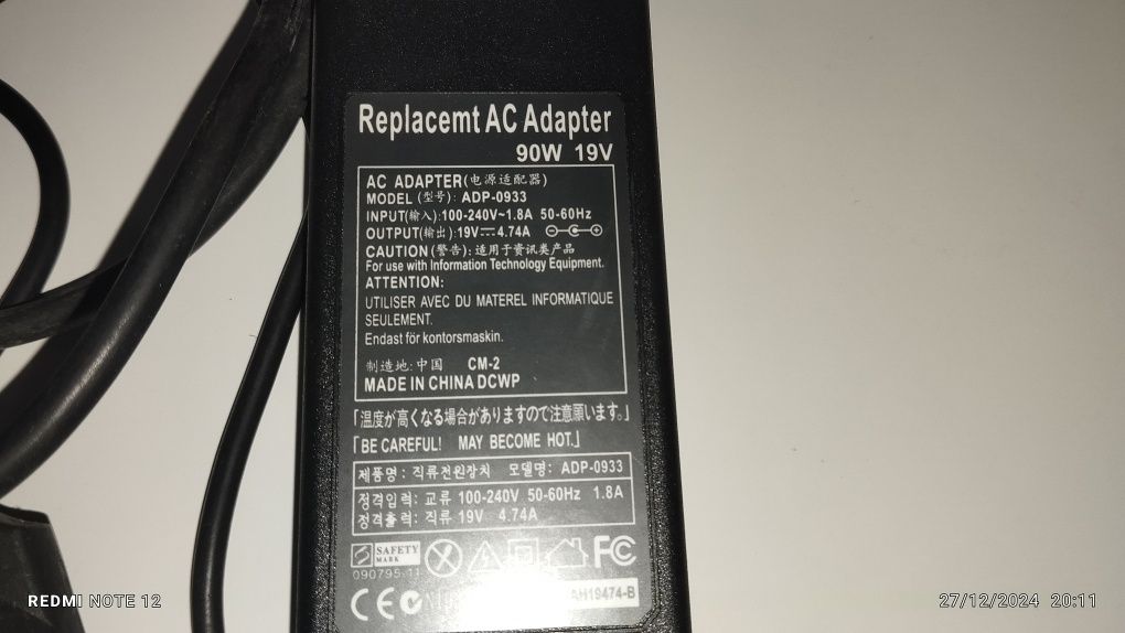 Varios cabos incluido cabo portatil hp, cabo VGA e cabo para wii