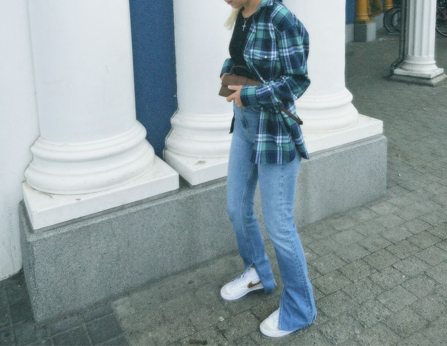 Джинси кльош до низу з надрізом