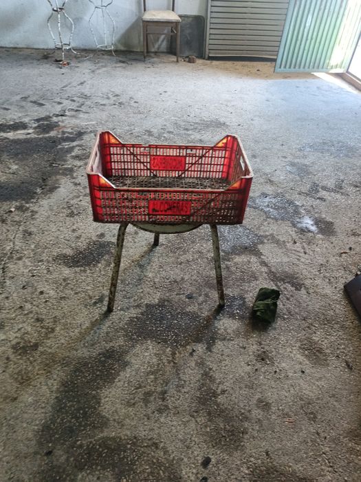 Vende-se caixas de plástico vários tamanhos.  Para desocupar