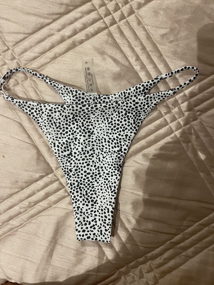 Cueca de bikini com padrao de leopardo