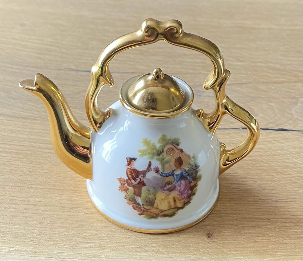 Miniaturowy czajniczek kolekcjonerski porcelanowy Limoges France