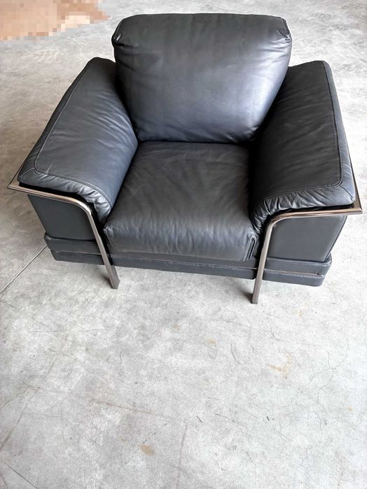 Poltrona em pele cor preto - Qtd. 1 Und.