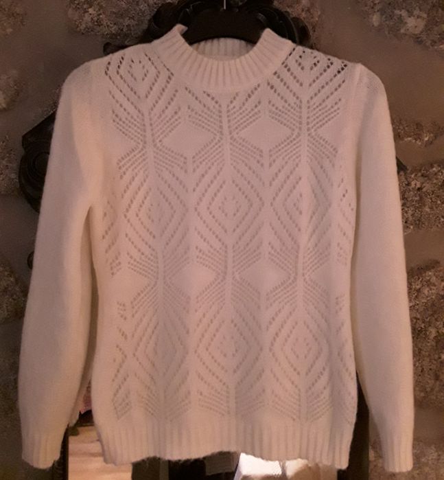 Camisola de malha tricô branca com manga comprida e decote redondo