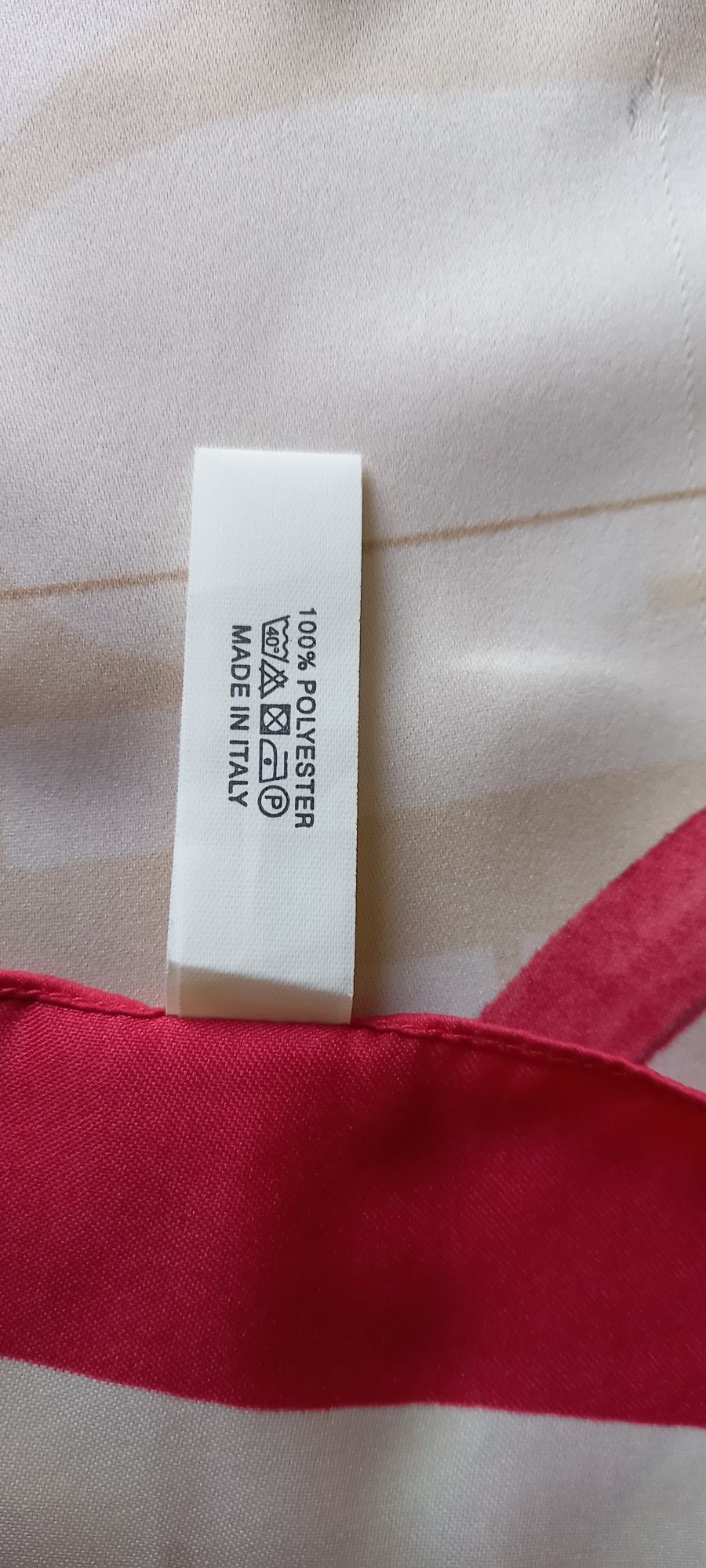 Apaszka z logo Carolina Herrera. 100% polyester. W dobrym stanie