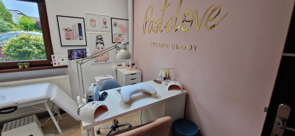 Pełne wyposażenie do stylizacji paznokci - autoklaw, biurko, sprzęty