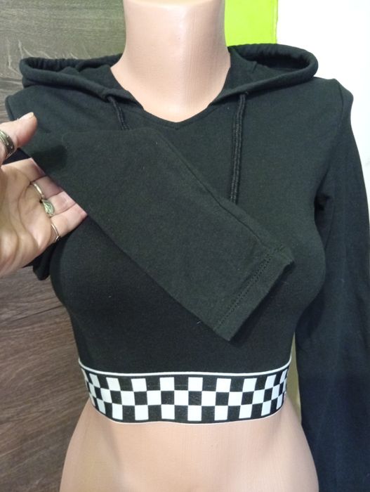 Krótka bluza z kapturem