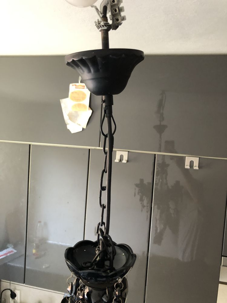 Czarna ozdobna lampa wiszaca