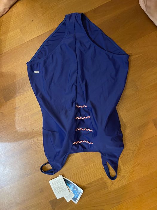 Жіночий суцільний купальник