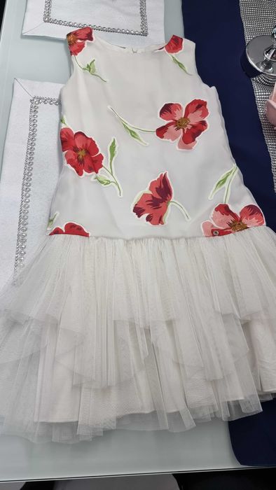Sukienka Wójcik 134/140 biała tiul falbanki czerwone kwiaty