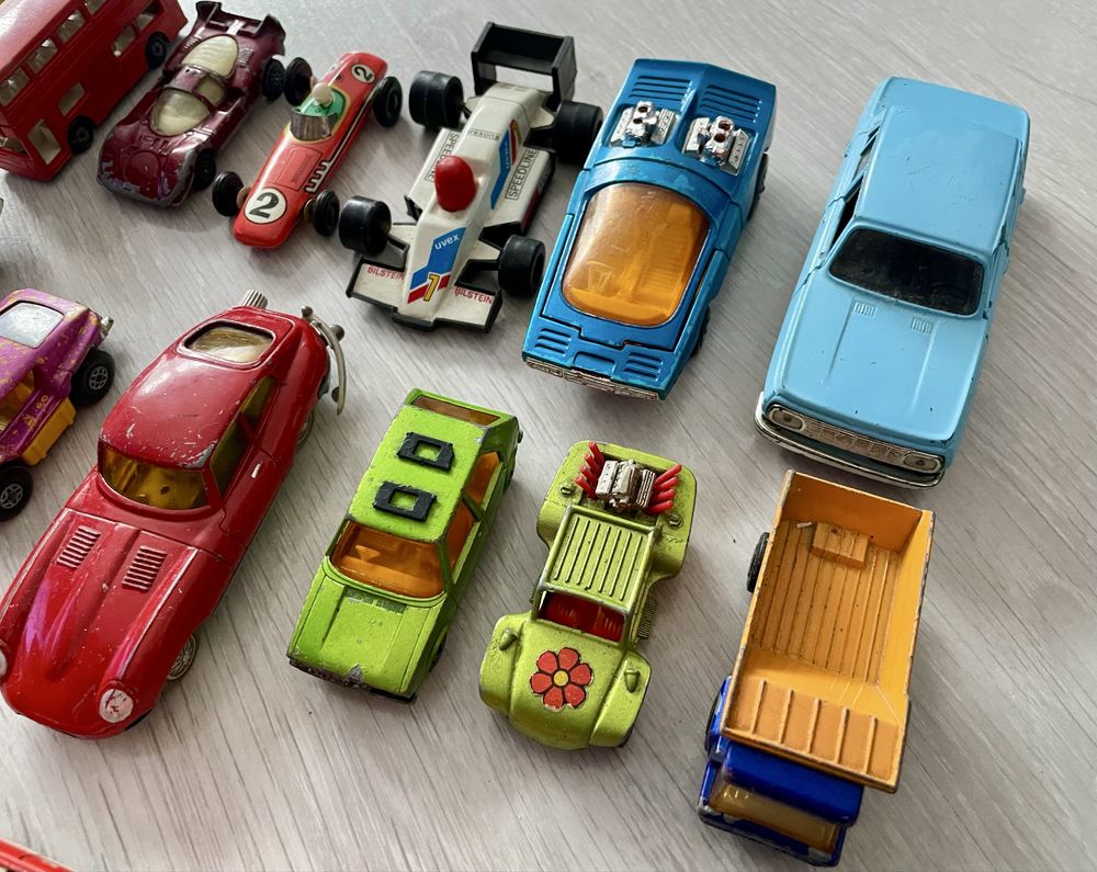 Zestaw starych resoraków/modeli aut m.in.Matchbox,Schuco.