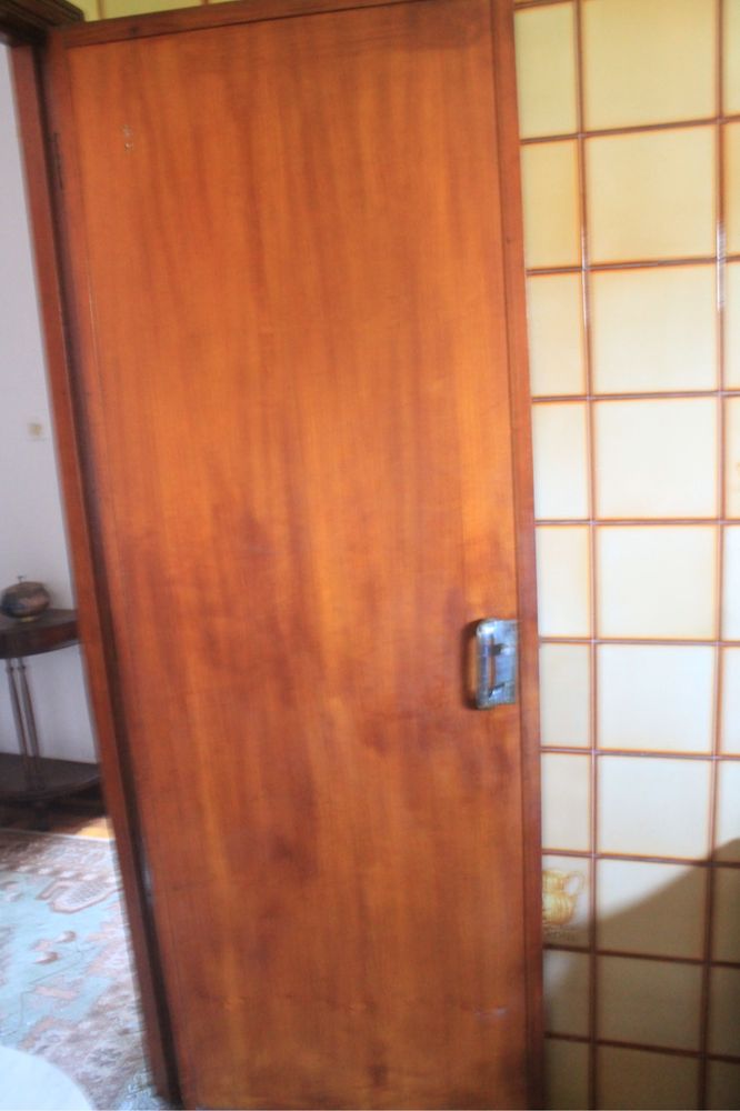 Seis portas de madeira