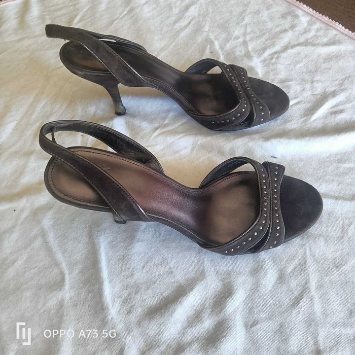 Botas e sandálias em bom estado
