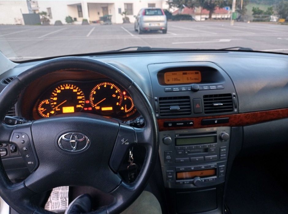 Toyota avenses 1.8 vvti gasolina bem estimavel Impecável de tudo.