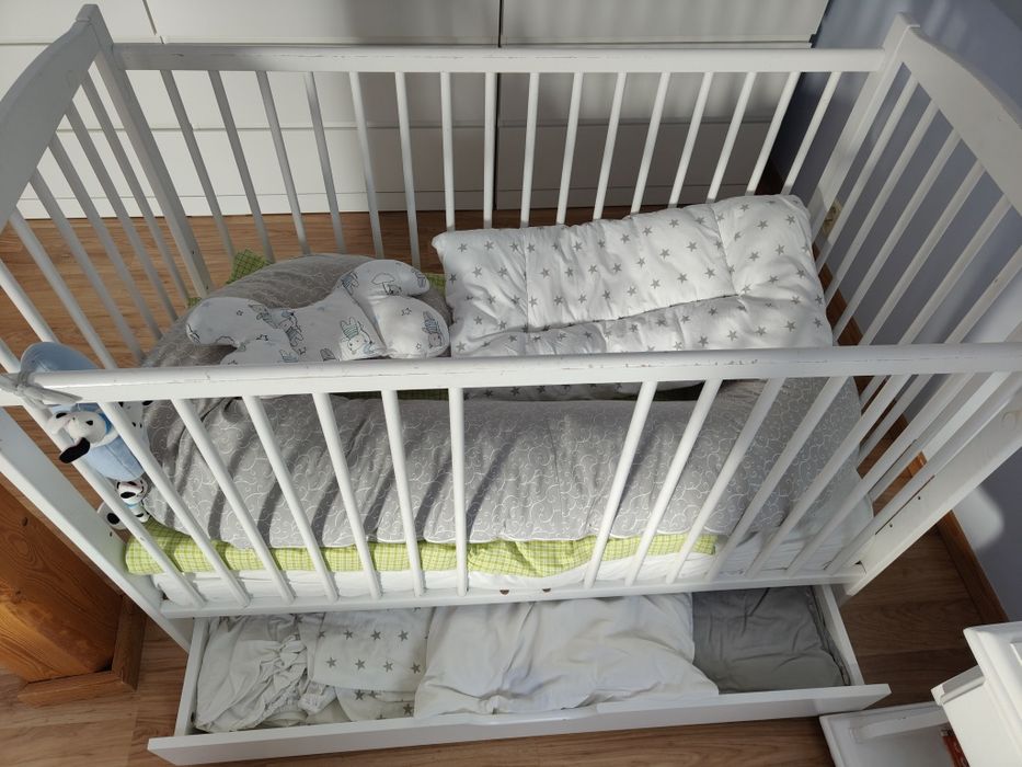 Drewniane łóżeczko z szufladą, materacem przescieradlami i poszewkami