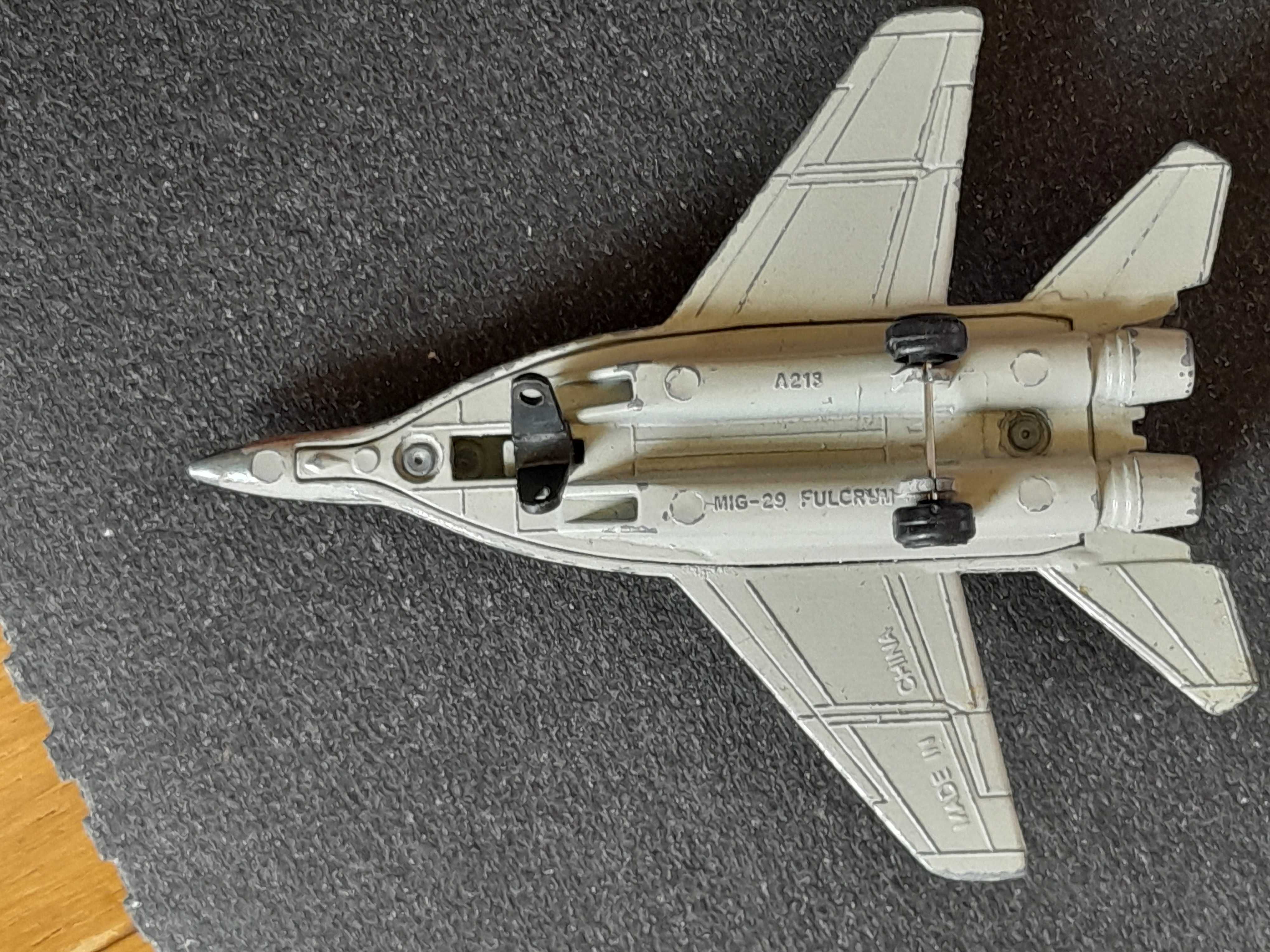 Stary metalowy model samolotu MIG-29 Fulcrum używany