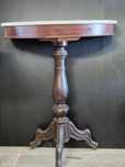 Mesa meia lua com tampo de mármore