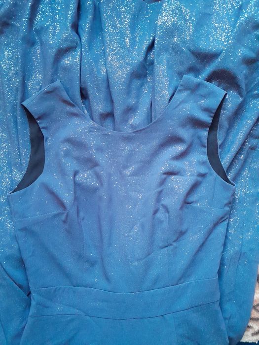 Szaro srebrna długa sukienka z rozcięciem i mieniącymi się drobinkami