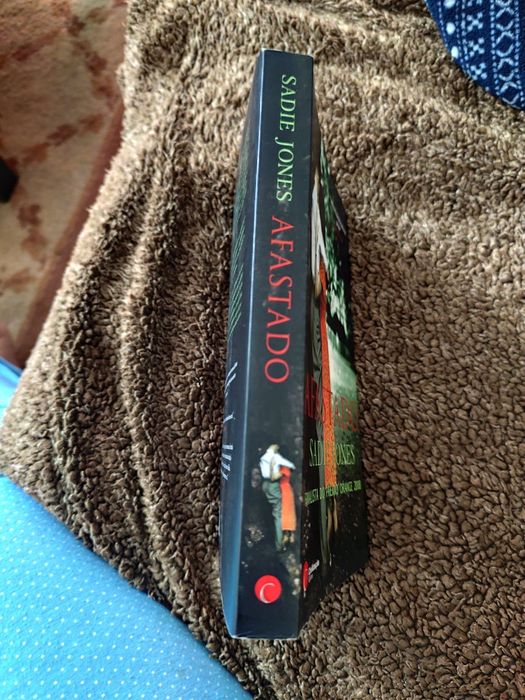 Livro "Afastado" Sadie Jones