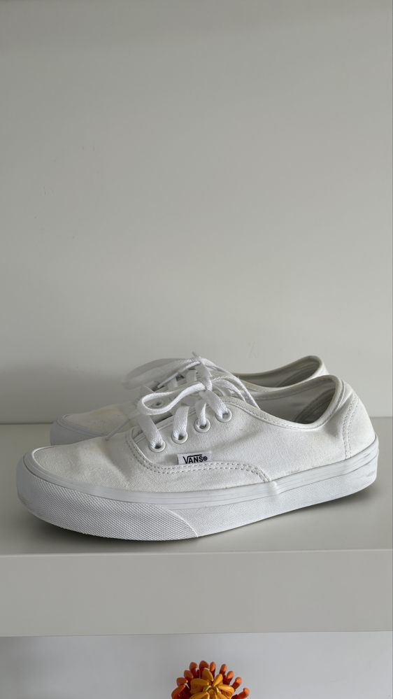 Białe buty vans