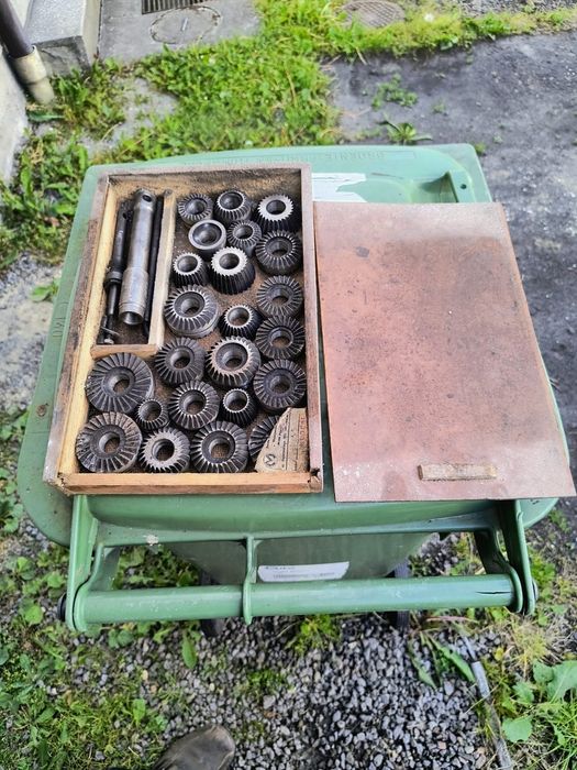 Frezy do napraw gniazd zaworowych 2 skrzynki stare dobre polskie