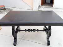 Mesa de jantar em madeira