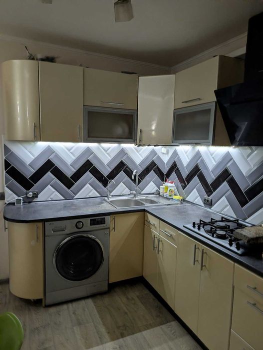 Трикімнатна квартира. Тепла . велика і комфортна