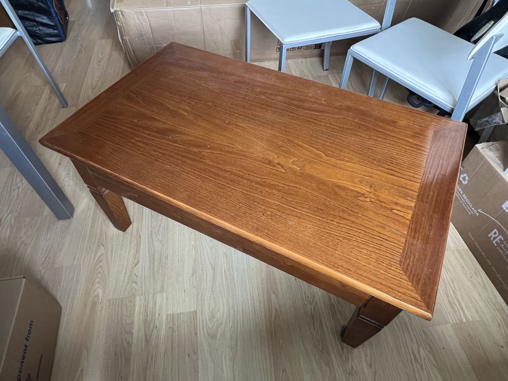 Mesa de centro em castanho com gaveta