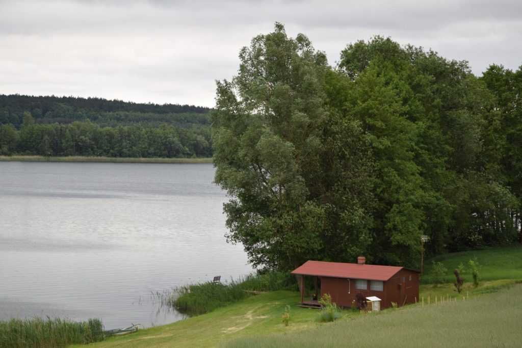 Domki nad samym jeziorem Wielkie Leźno