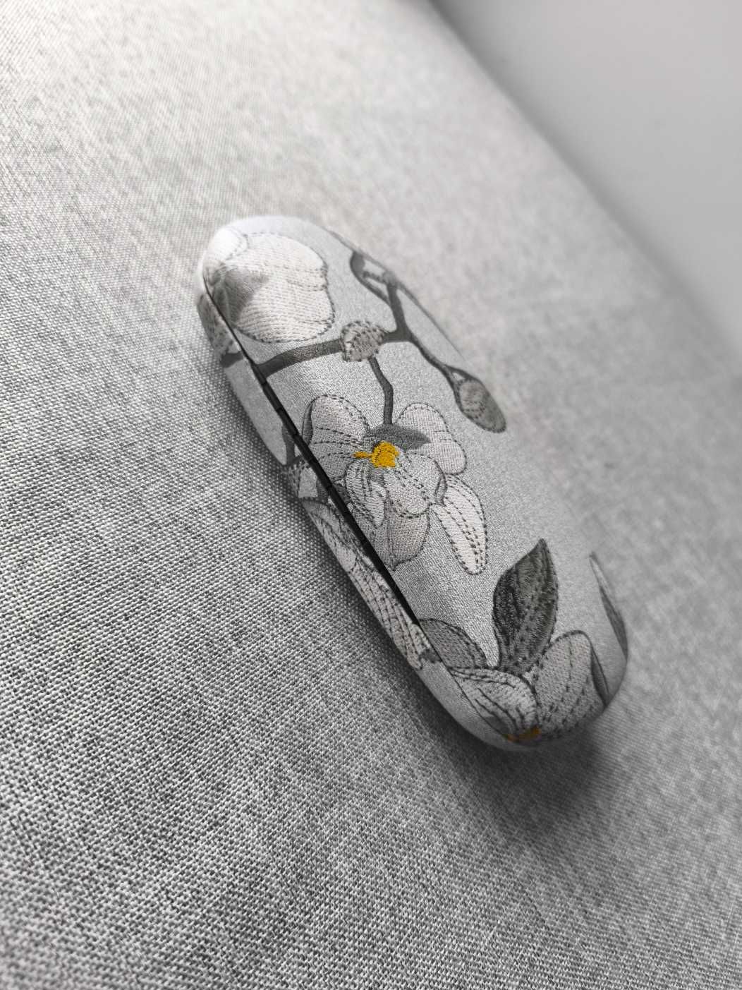 Mocne twarde etui na okulary damskie w kwiatki szare nowe