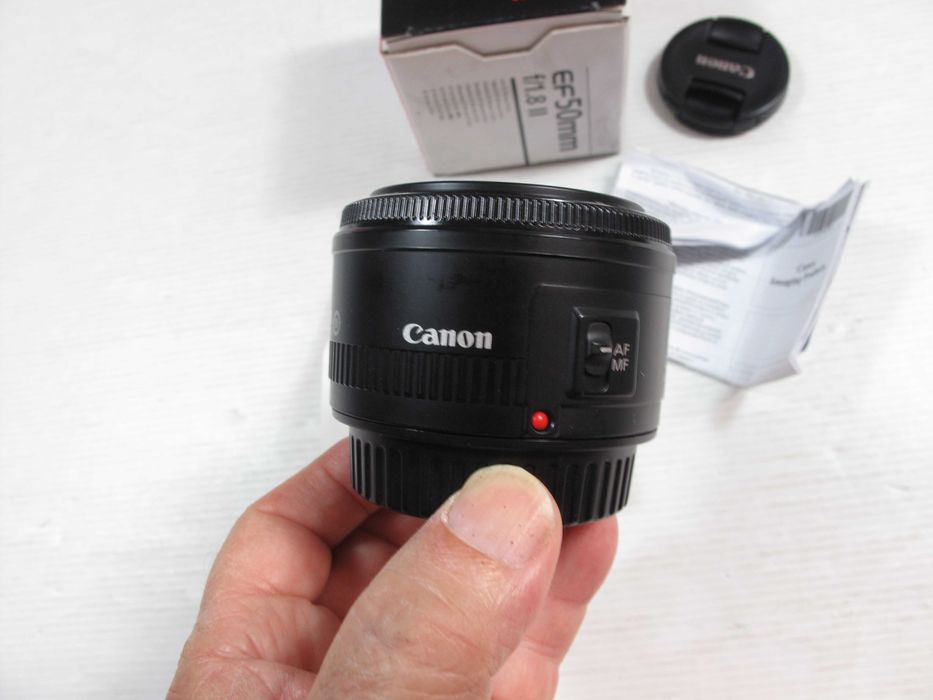 Canon  50mm 1.8 II ou STM, ou ainda a 24mm 2.8-Ver descrição