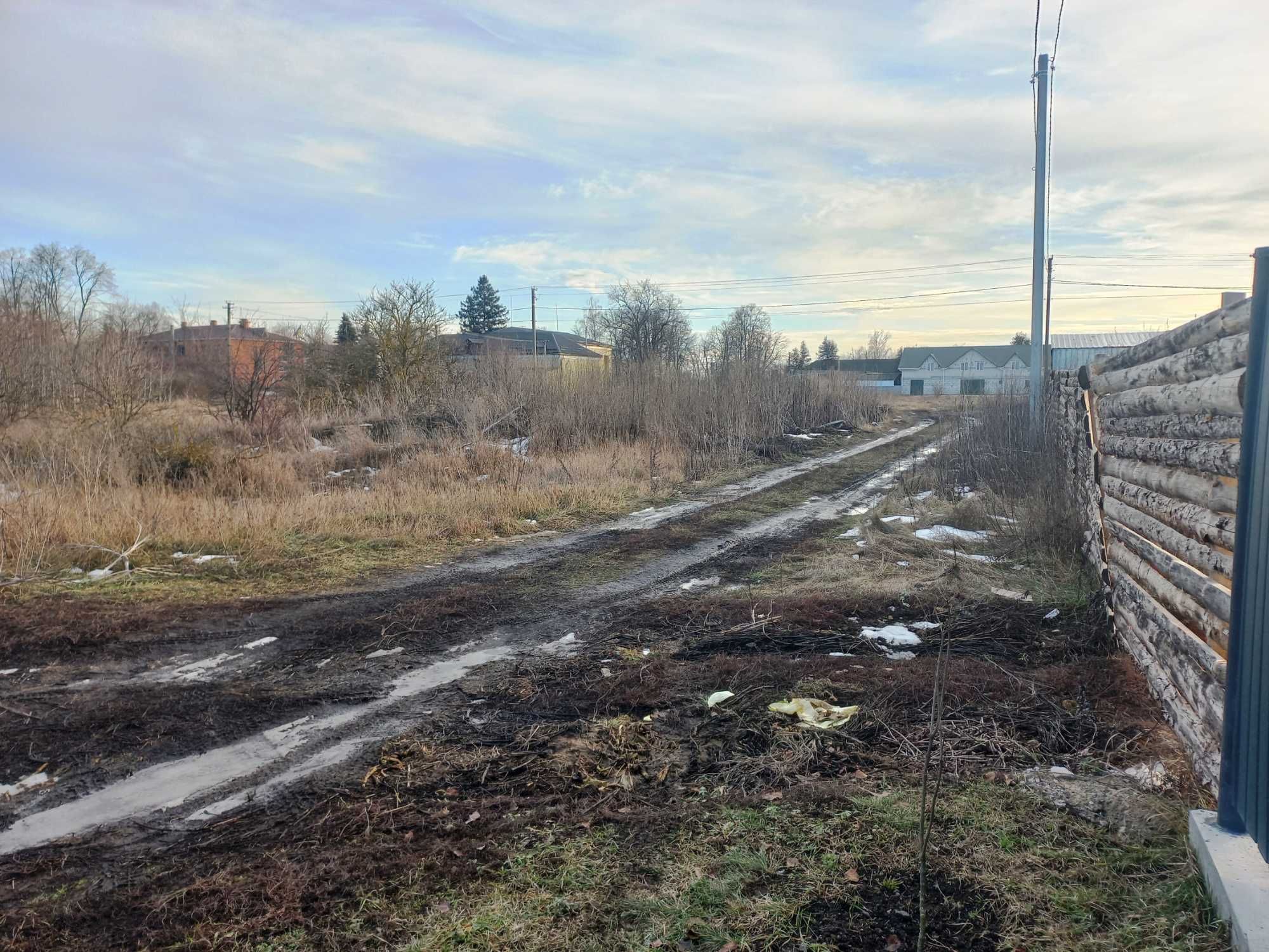 Рожни, фасадна ділянка 16 соток в центрі села