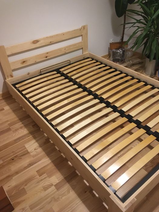 łóżko drewniane lite drewno