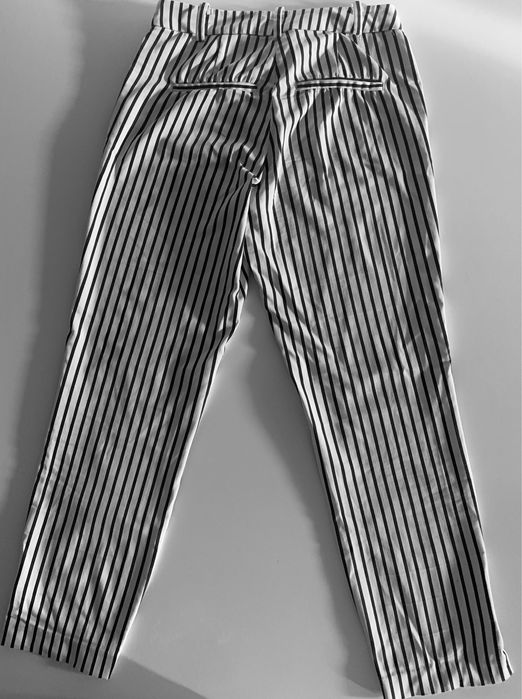 Spodnie chinosy w biało czarne-paski