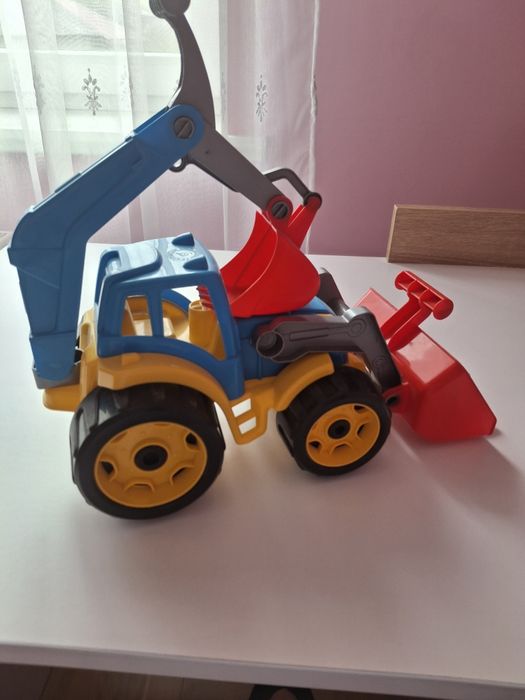 Трактор з двома ковшами