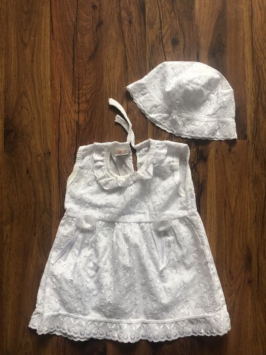Sukienka biała haftowana + czapeczka